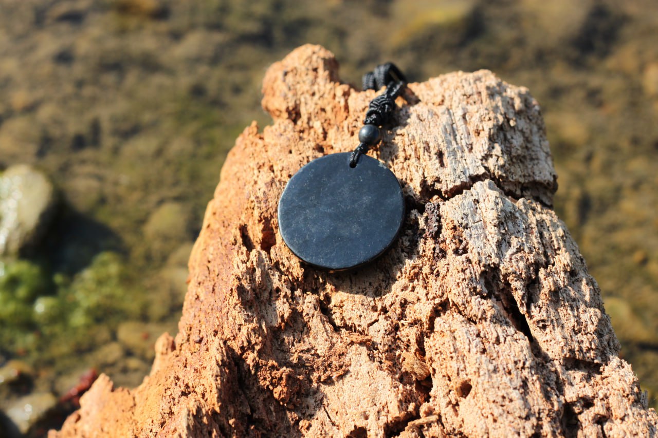 Shungit Halskette Om – Spirituelle Tiefe & Frieden